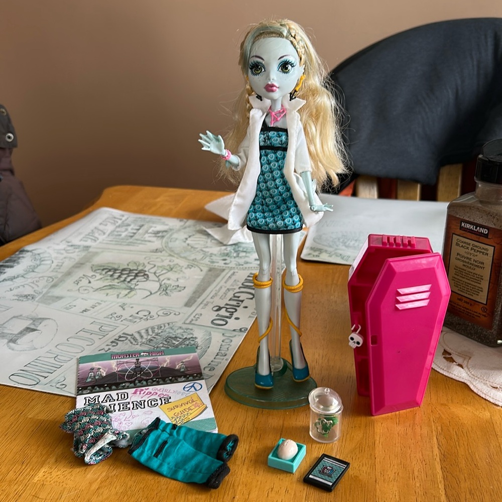 Monster High Lagoona Blue Mad Science Doll Mattel 2011